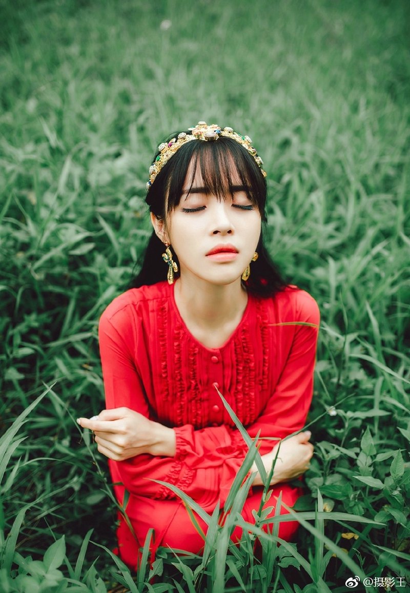 绿野处的红裙艳丽美女文静温婉写真集