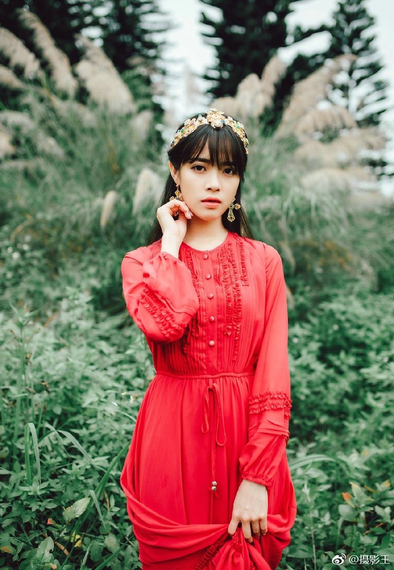 绿野处的红裙艳丽美女文静温婉写真集