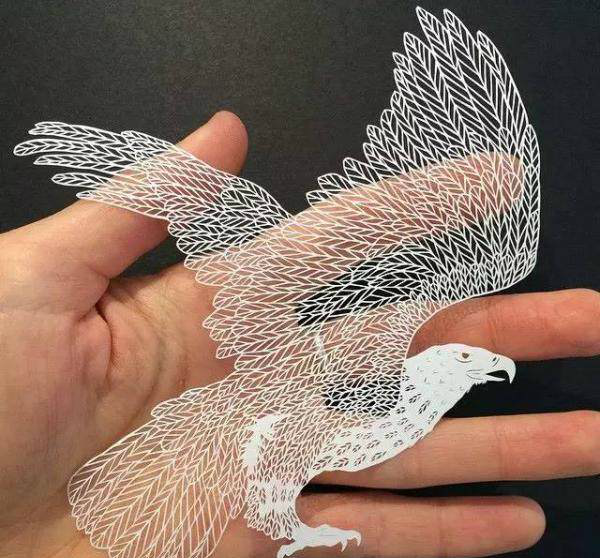 精细的镂空纸雕作品