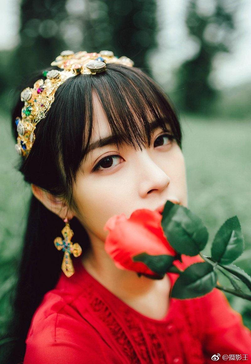 绿野处的红裙艳丽美女文静温婉写真集