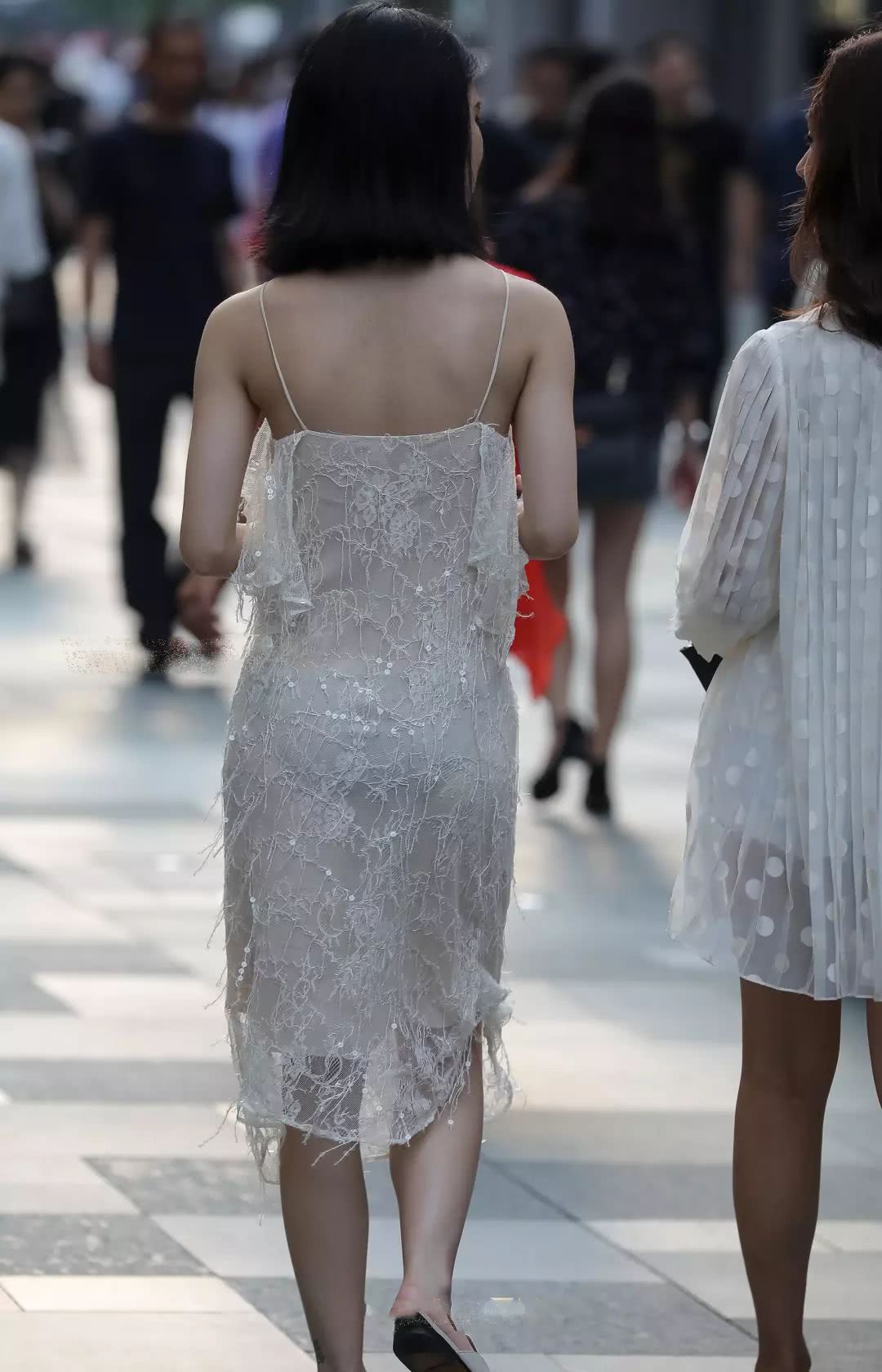 街拍蕾丝吊带连衣裙搭配平底皮鞋晶莹闪亮云容月貌
