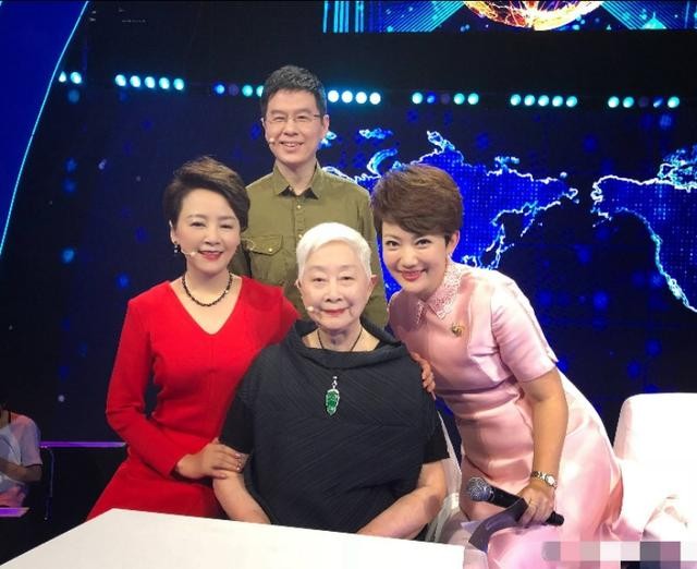 61岁张喻和40岁央视王端端两代美女罕见同框张喻气质一点也