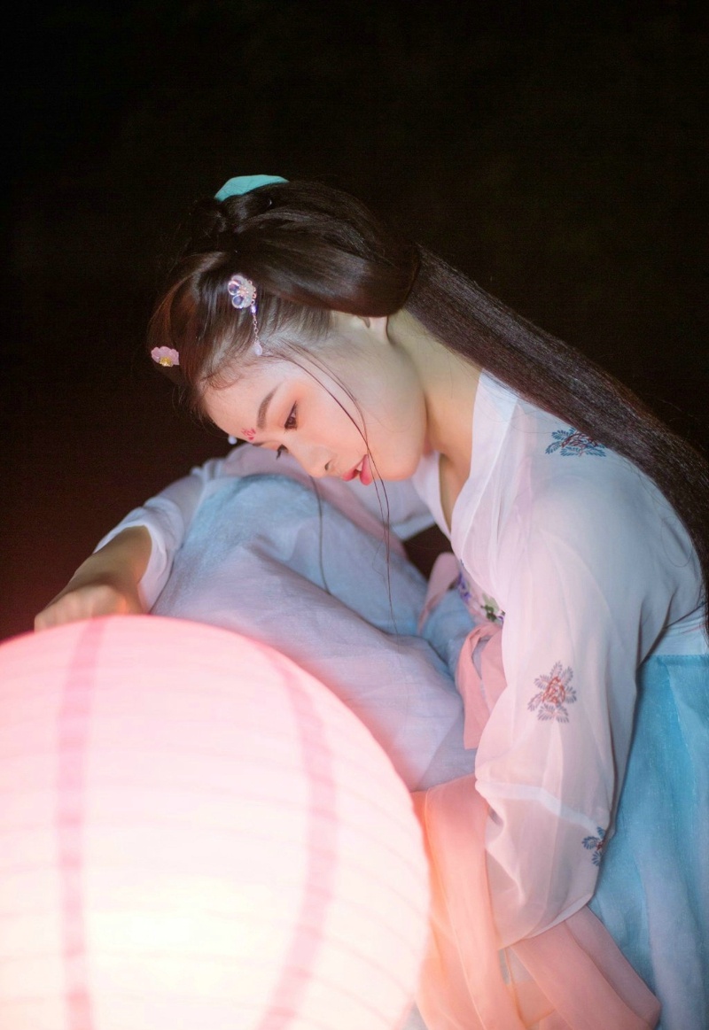 古装汉服孔明灯下的娇嫩妹子写真