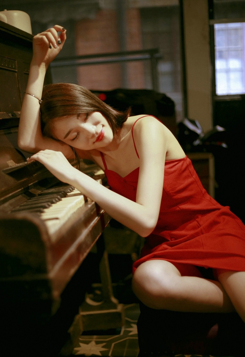 昏暗私房内的红裙妩媚女神气质迷人写真集 @微相册 @微博摄