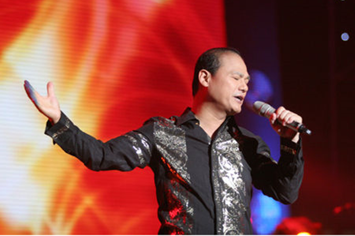 但是,由于他特别热爱音乐,早在自己读中学时期就学习了吉他弹唱,后来