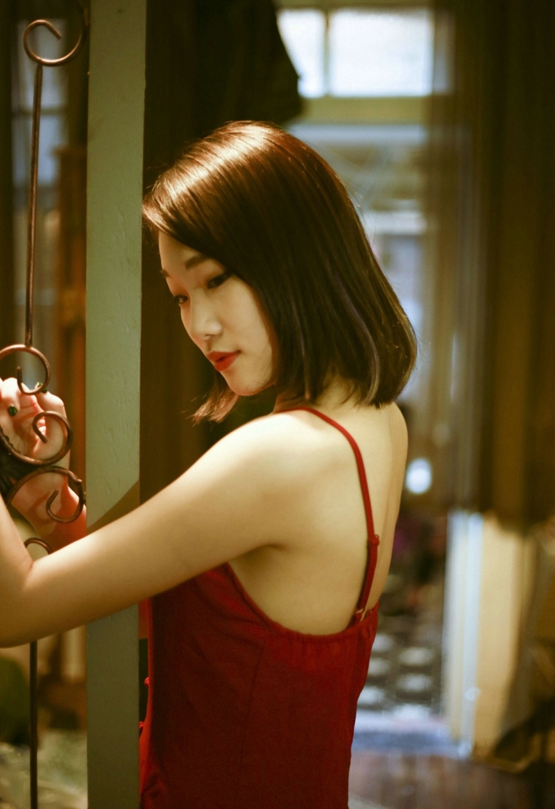昏暗私房内的红裙妩媚女神气质迷人写真集 @微相册 @微博摄