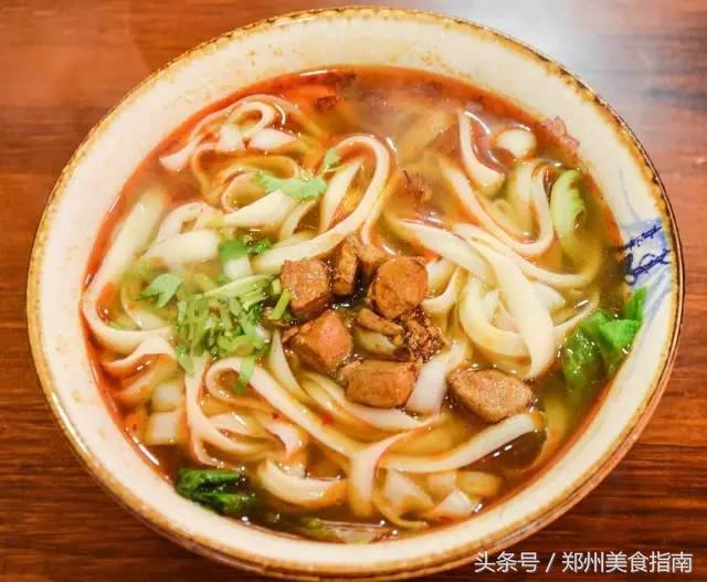 在郑州吃这碗刀削面,因为一直拍照,被老板一直盯着