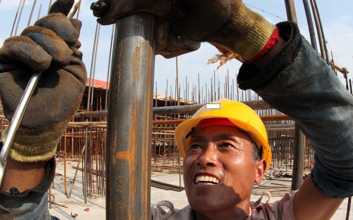 兄弟干活9图 总有一张感动您 看看是哪张|农民工|高温|工地_新浪新闻