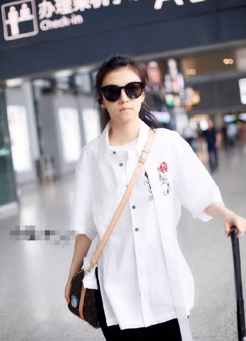 35岁的张均甯和25岁的春夏机场私服曝光,网友:身高决定气质