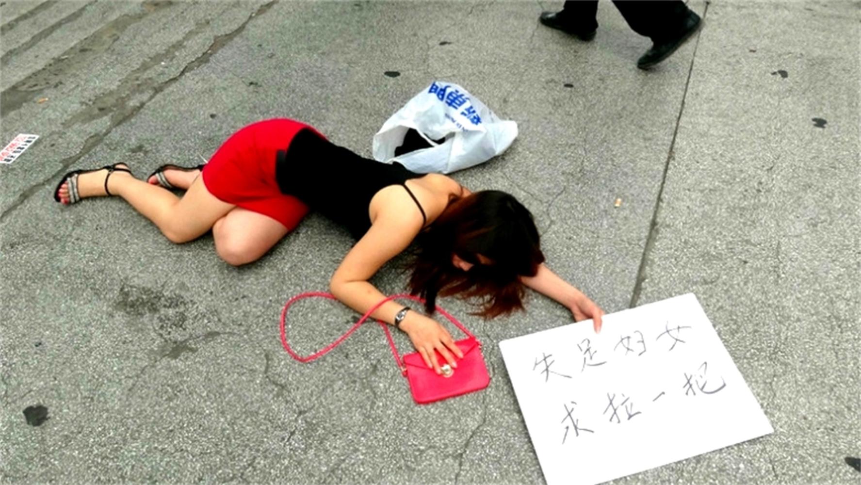 女子"晕倒"在大街上, 看到她手中牌子, 没有人敢扶她!