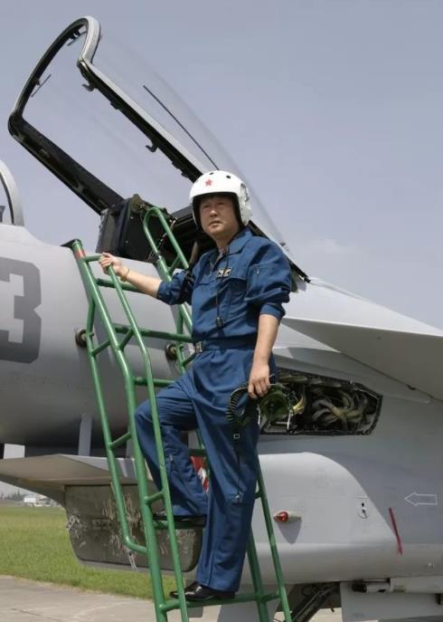 上比较顶尖的飞机,除此之外,他还带出过多达20个国家的200多名飞行员