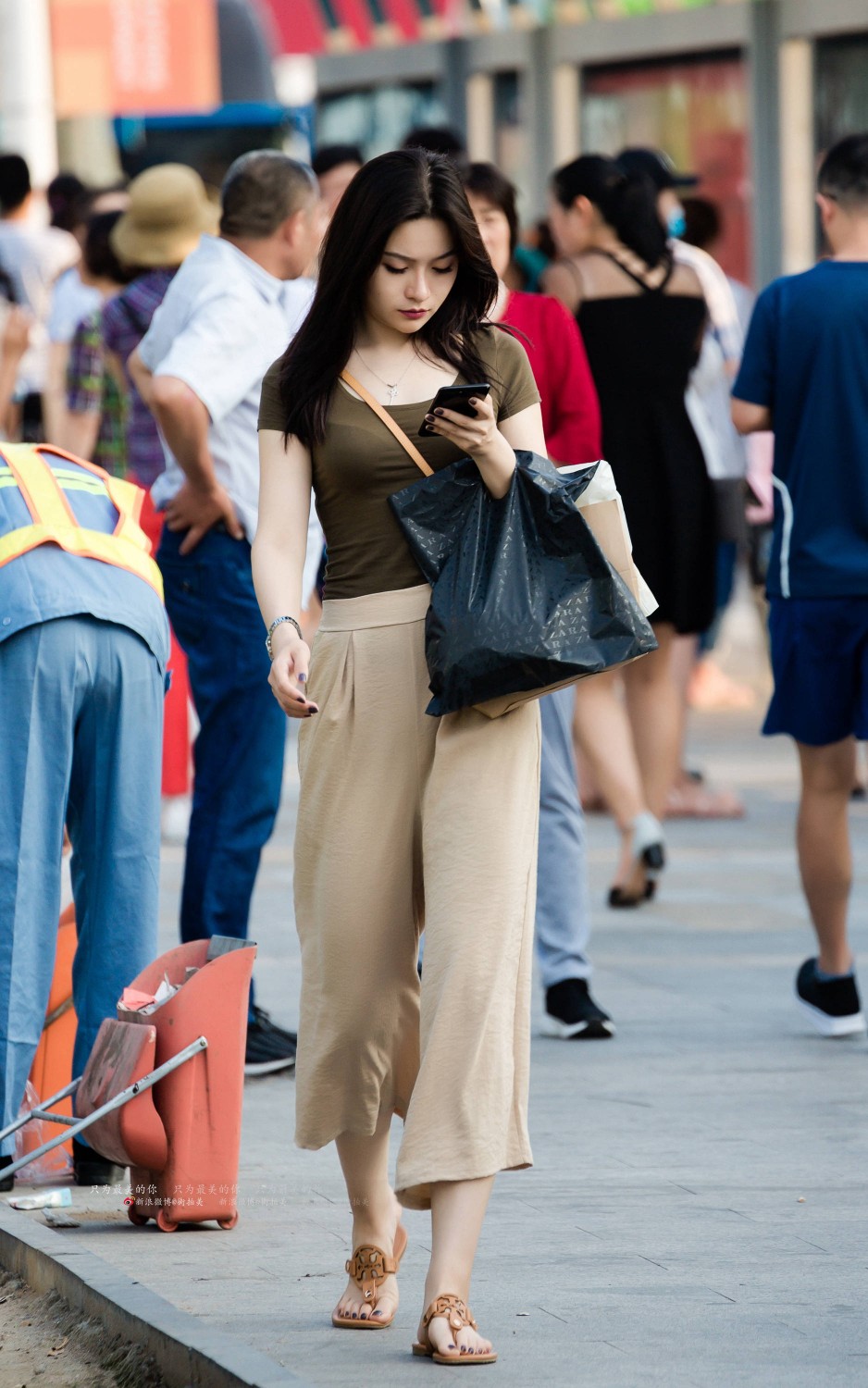 路人街拍:成熟性感的女人,是美丽动人的风景!|紧身|恤衫|妹子_新浪新闻
