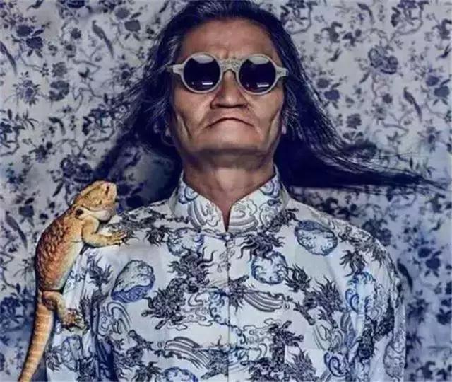 新世纪之后他在一些电影中露过脸,诸如杜琪峰《黑社会》的恐龙哥以及