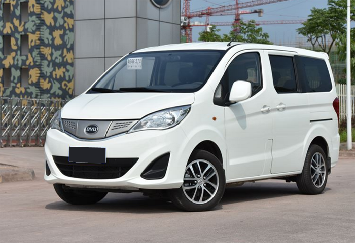 在当时那个还以模仿为主的时代,这辆比亚迪m3的外观很明显是借鉴了