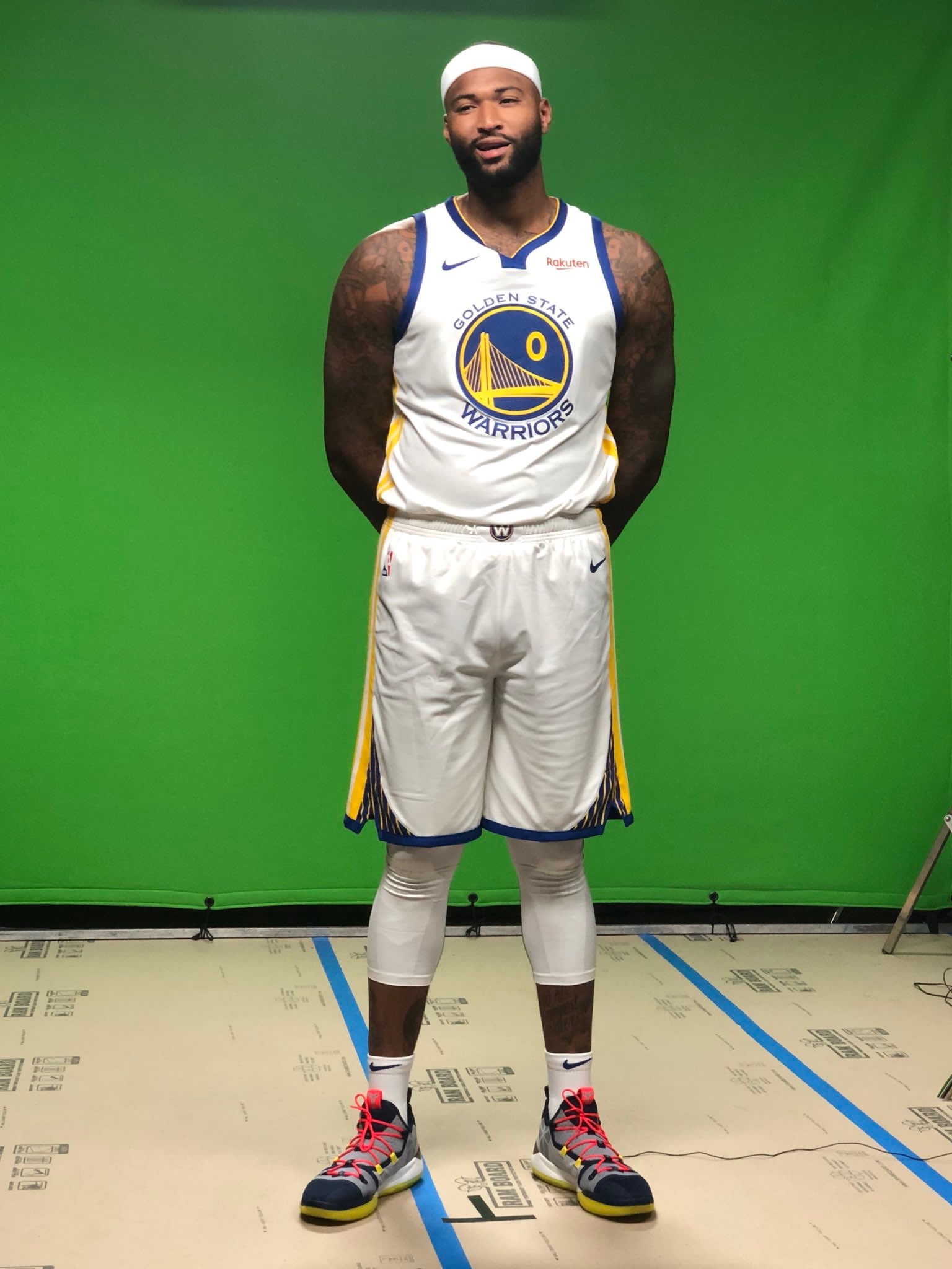 卫冕冠军勇士队来袭考辛斯脚穿kobe.ad亮相