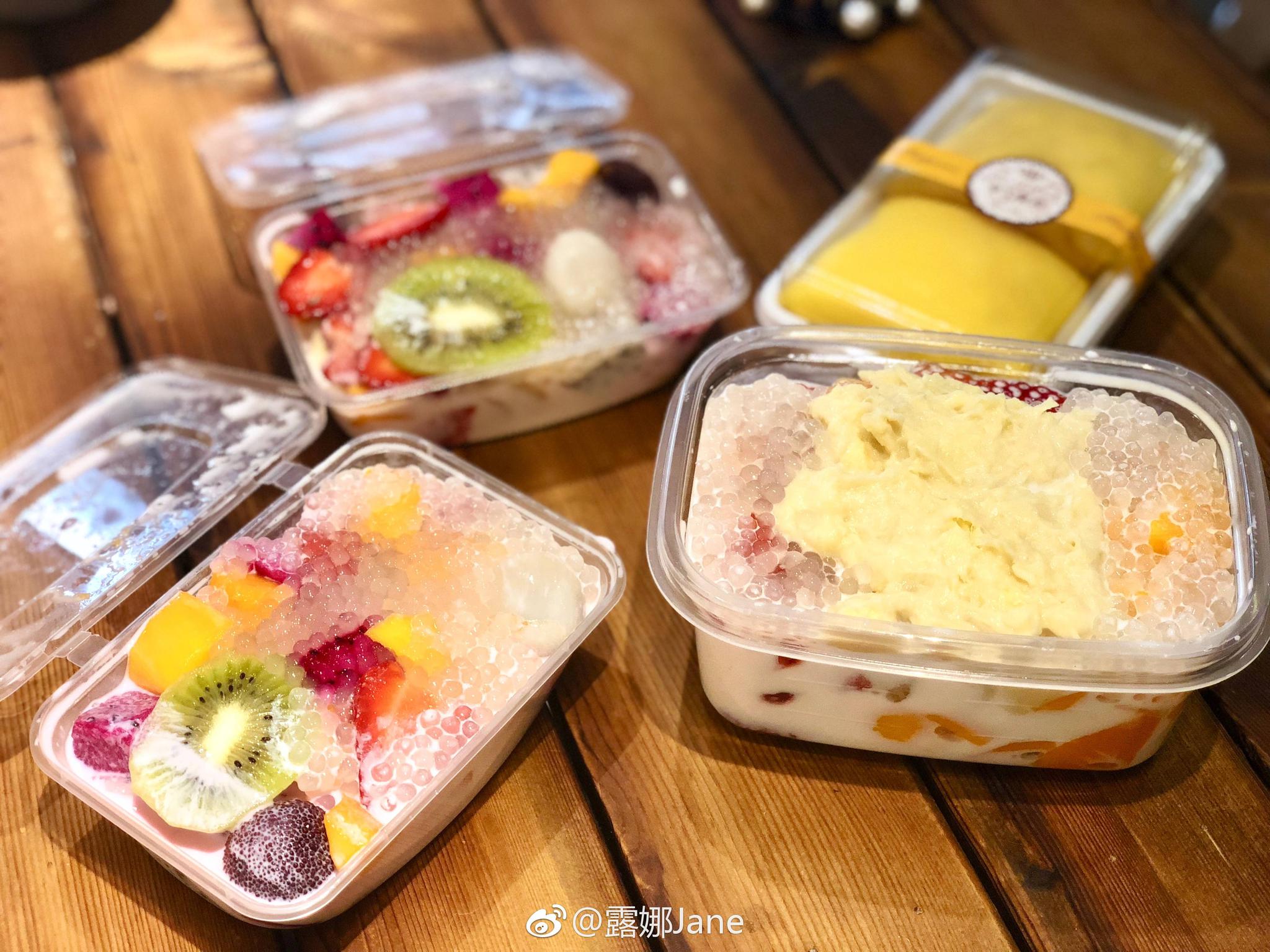 美食博主推荐迅驰广场的蜜桃家鲜果捞跟传统酸奶水果捞有所不同