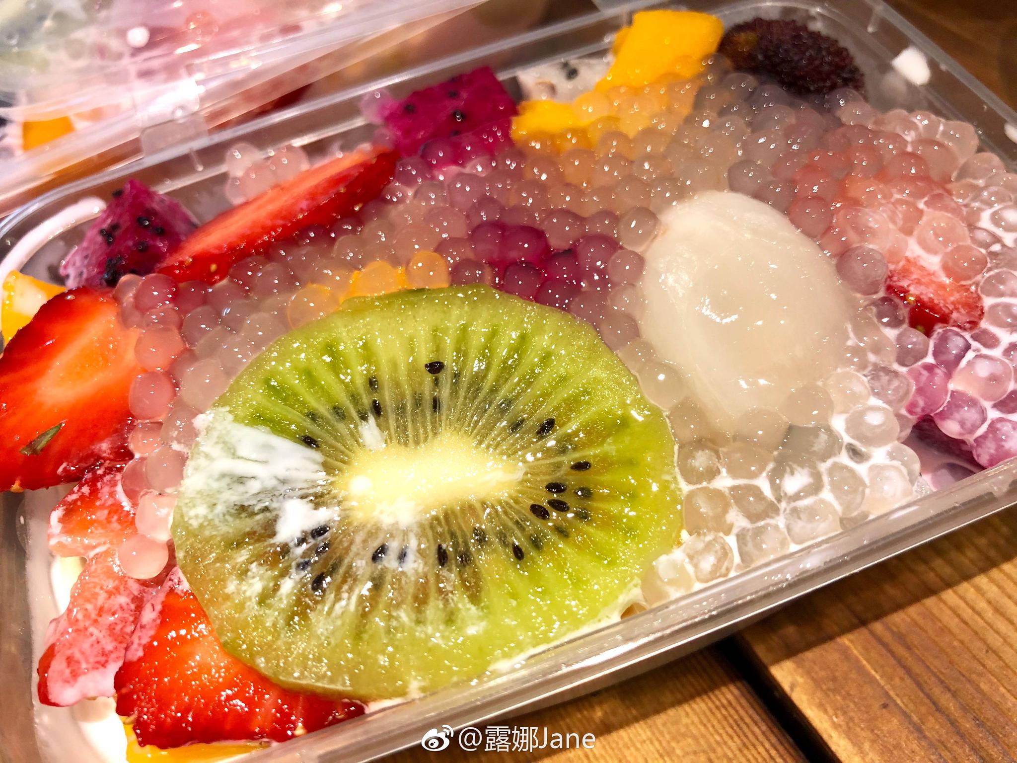 美食博主推荐迅驰广场的蜜桃家鲜果捞跟传统酸奶水果捞有所不同
