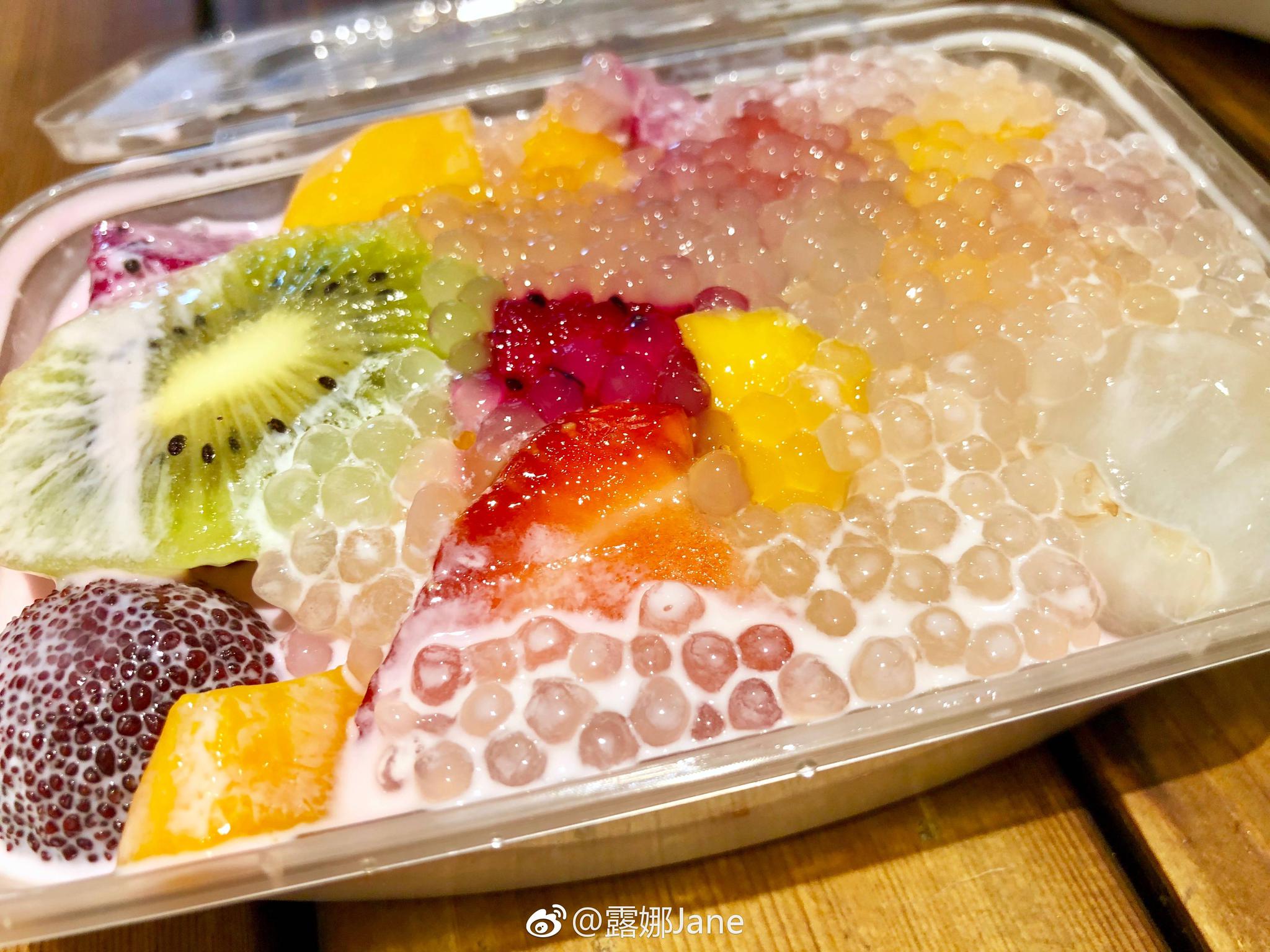 美食博主推荐迅驰广场的蜜桃家鲜果捞跟传统酸奶水果捞有所不同