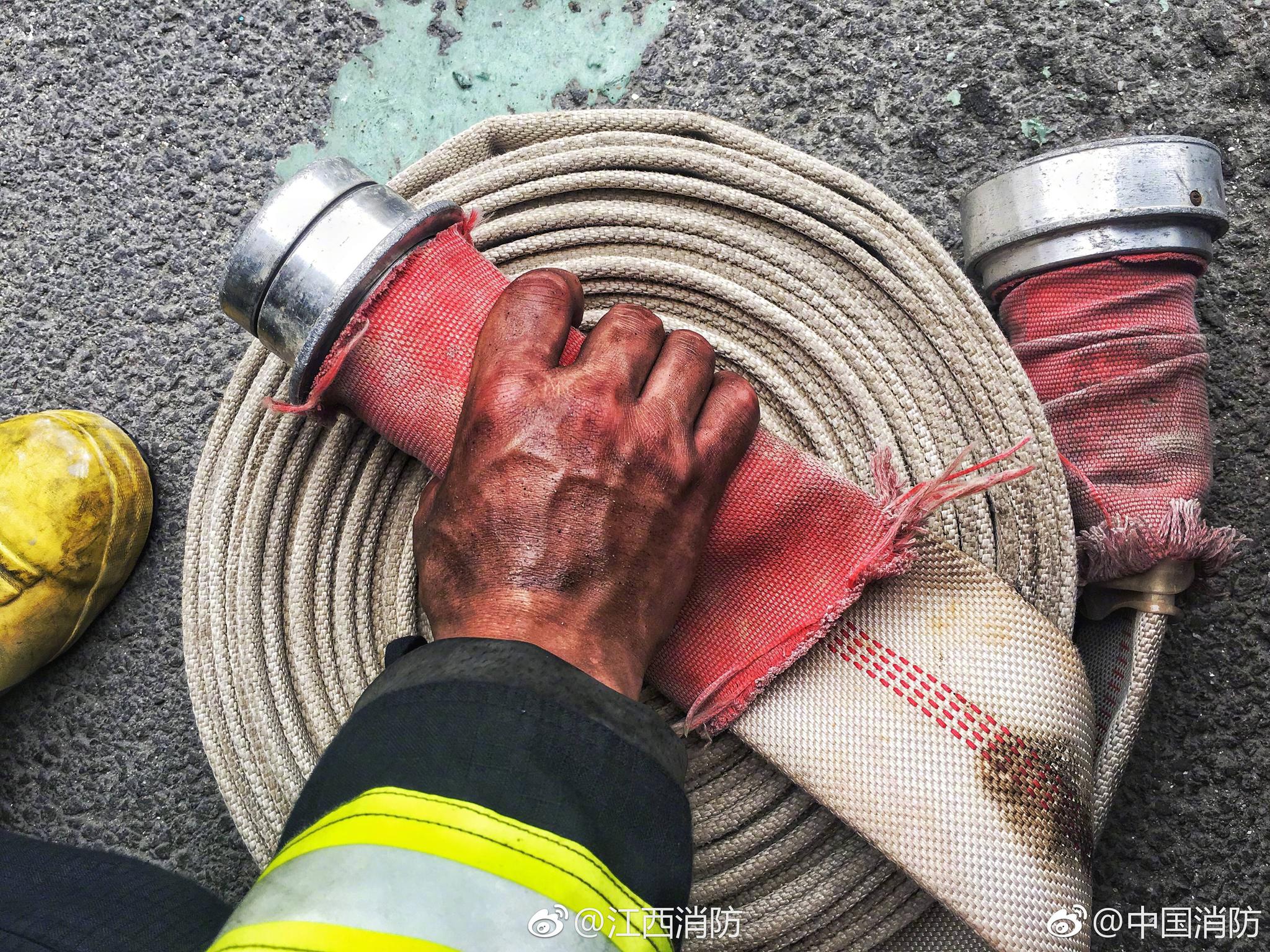这是一双消防战士的手