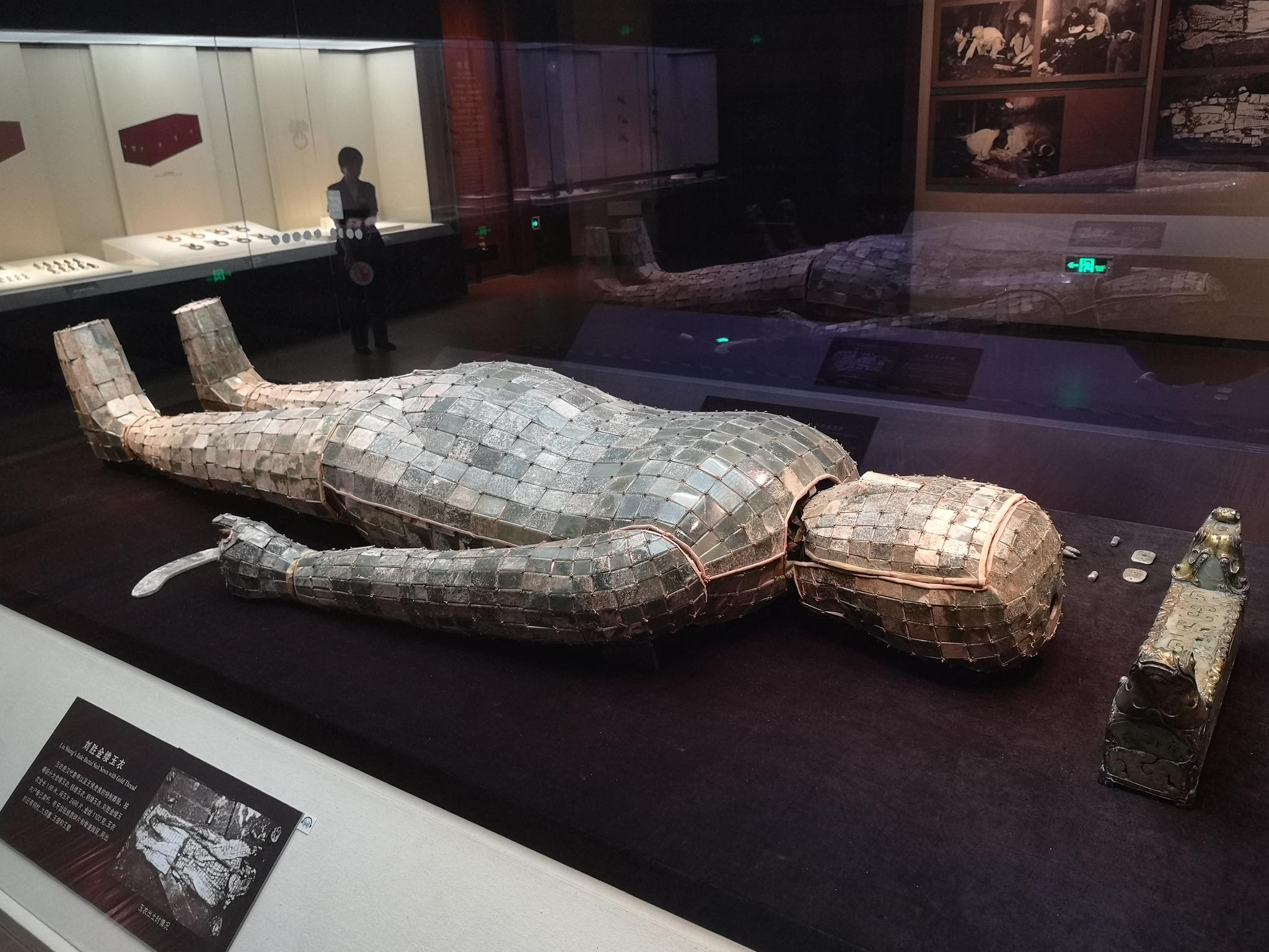 河北博物院藏· 西汉刘胜金缕玉衣|玉衣|袖筒|宽肩_新浪新闻