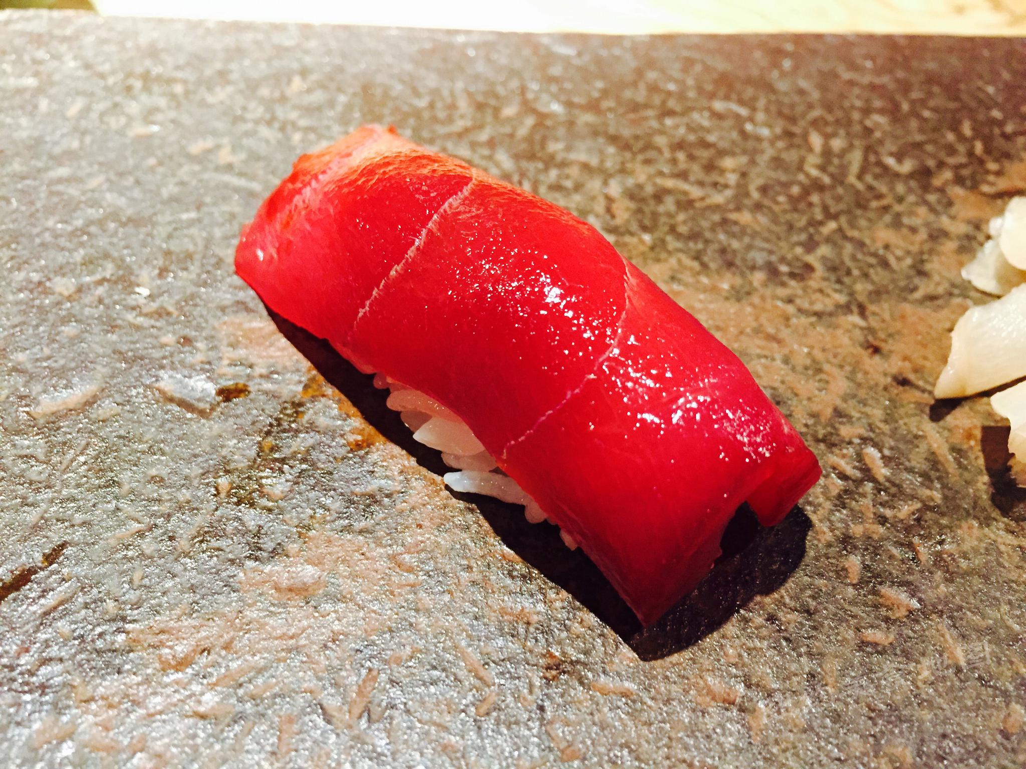 寿司之神为捏出美味的寿司,中年就保养这双手,因为他别无选择!