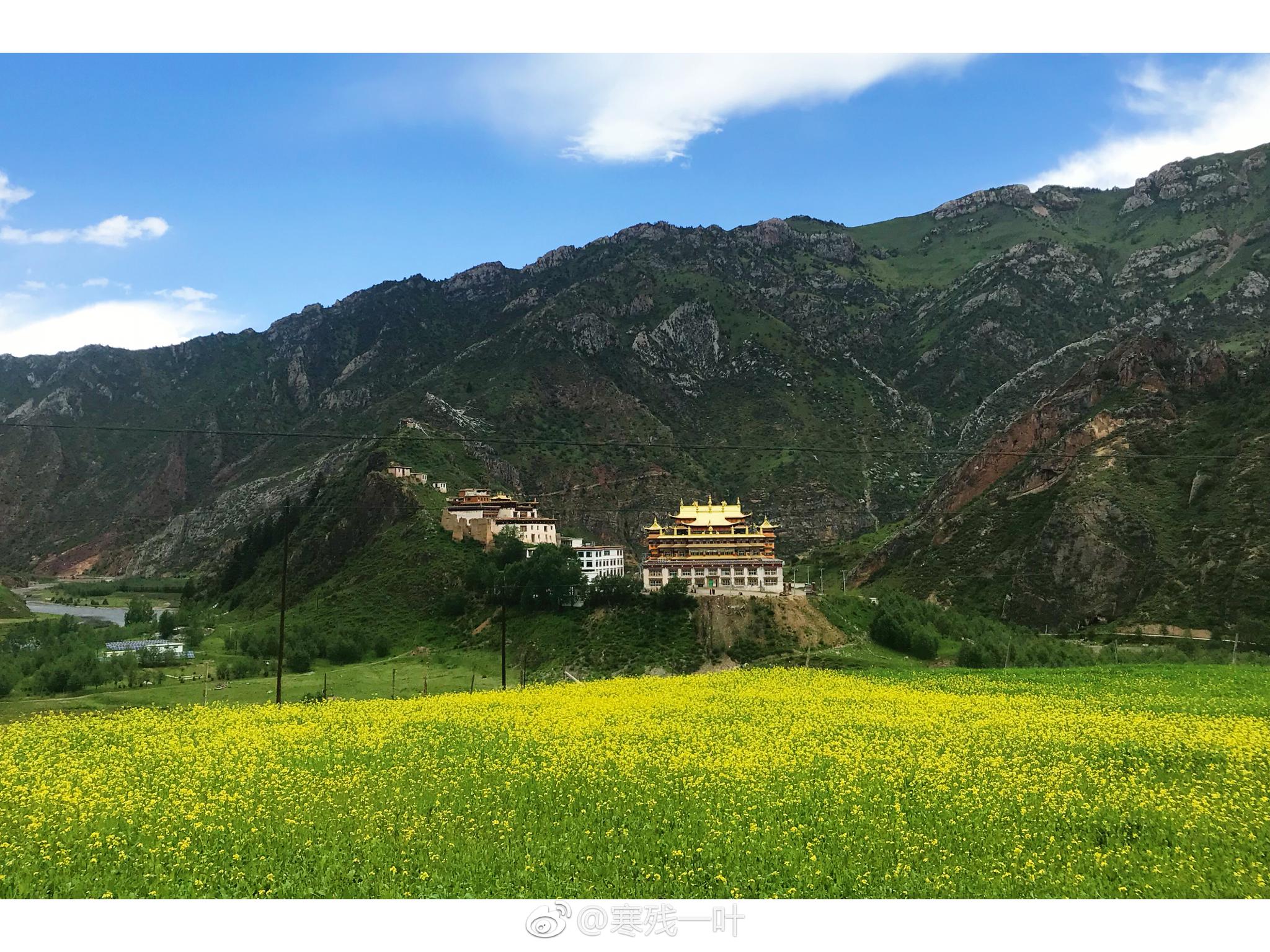 位于青海玉树最南端的囊谦县是出了名的佛教重镇可谓五步一塔