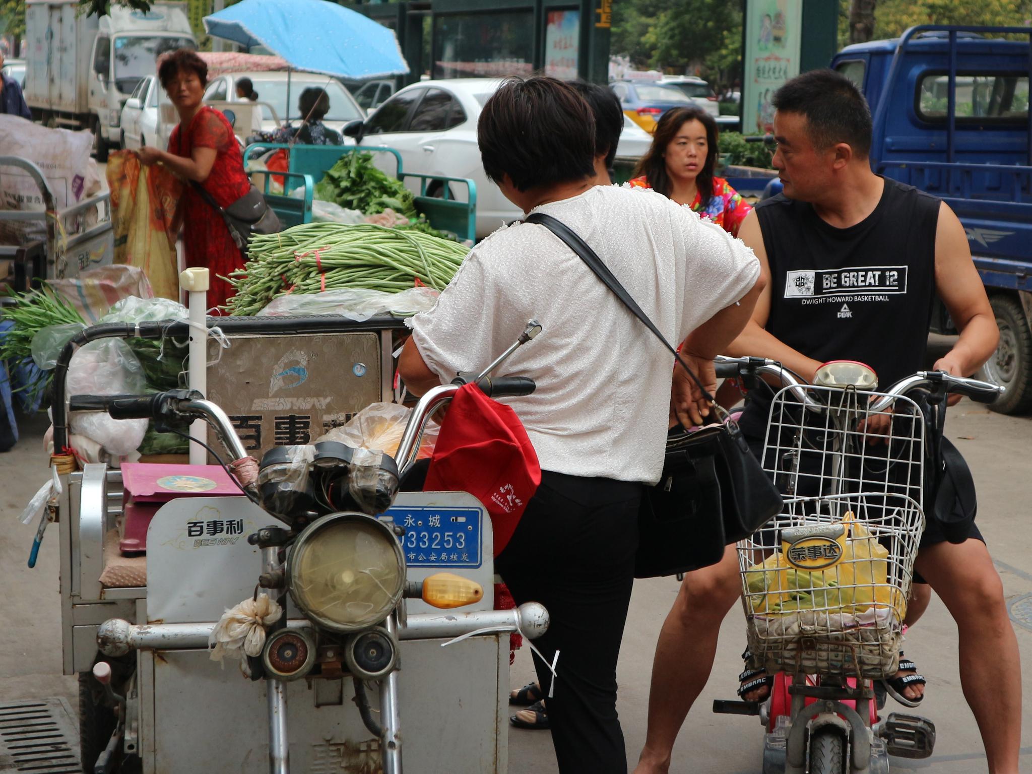 农村人进城卖豆角,日挣50元很知足,背后故事让人感动
