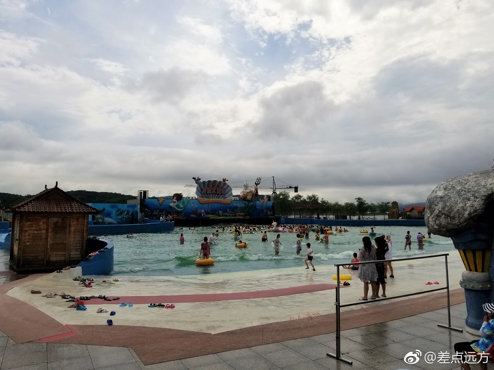 五虎岛是吉林市松花湖风景区最著名的一座岛屿林木葱茏野花飘香