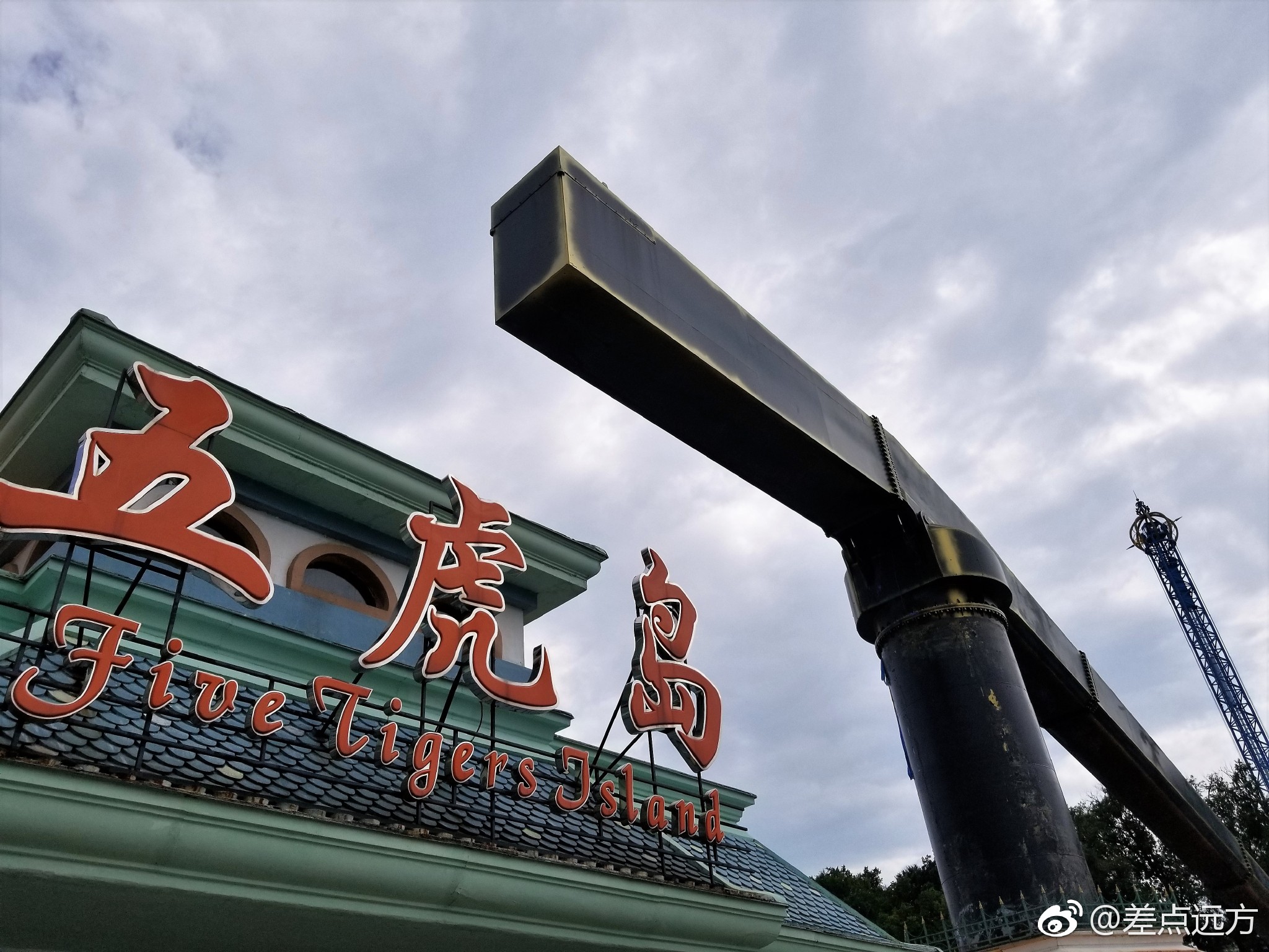 五虎岛是吉林市松花湖风景区最著名的一座岛屿林木葱茏野花飘香