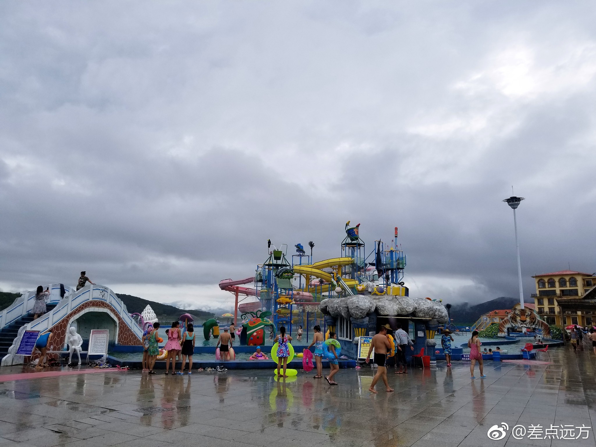 五虎岛是吉林市松花湖风景区最著名的一座岛屿林木葱茏野花飘香