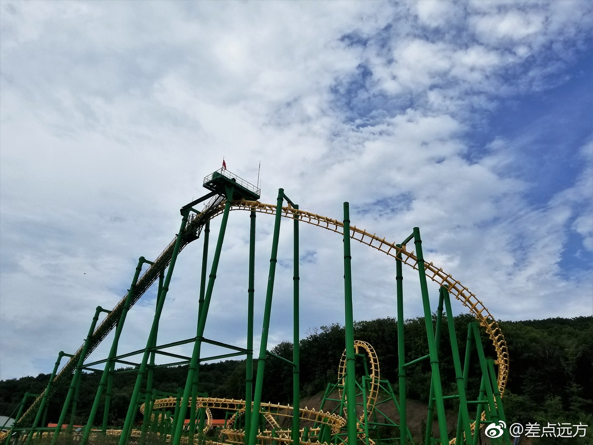 五虎岛是吉林市松花湖风景区最著名的一座岛屿林木葱茏野花飘香