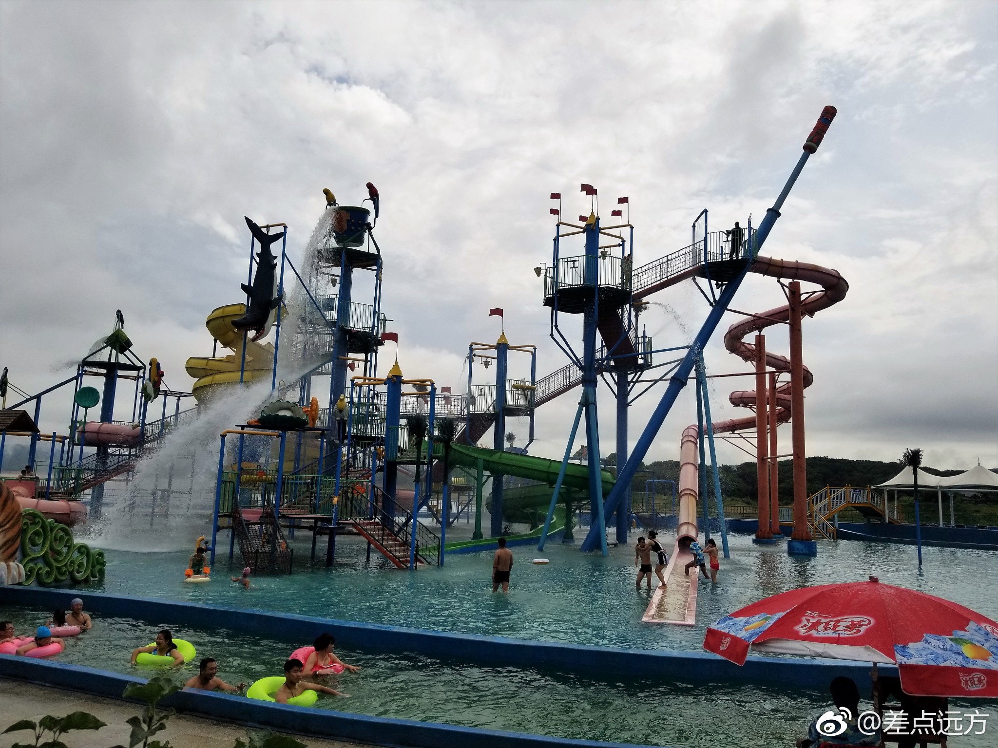 五虎岛是吉林市松花湖风景区最著名的一座岛屿林木葱茏野花飘香