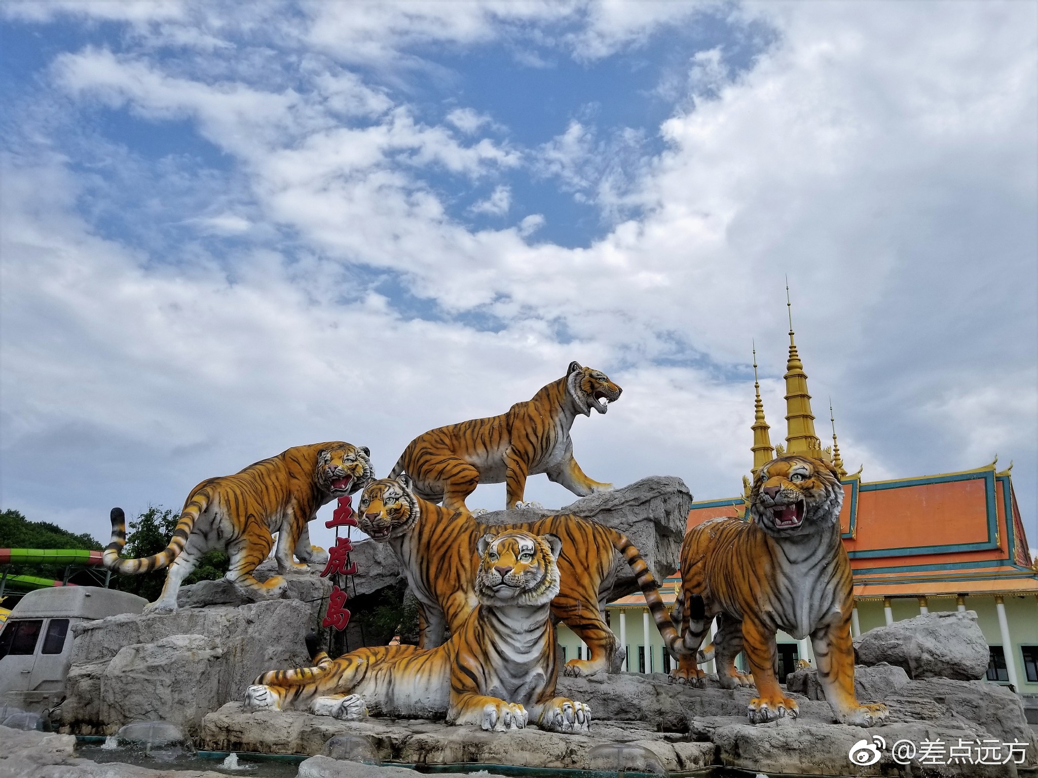 五虎岛是吉林市松花湖风景区最著名的一座岛屿林木葱茏野花飘香