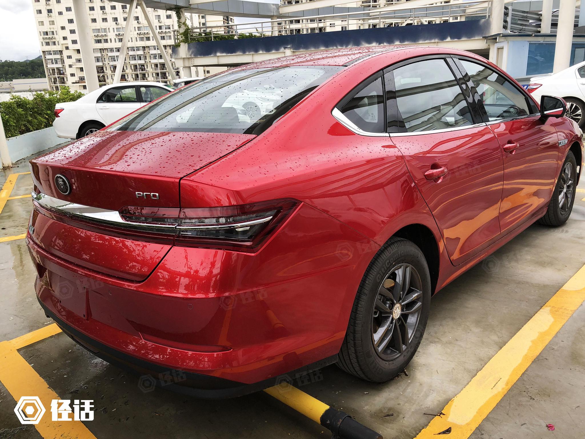 比亚迪赤帝红秦pro燃油版实拍,浅色内饰素雅别致