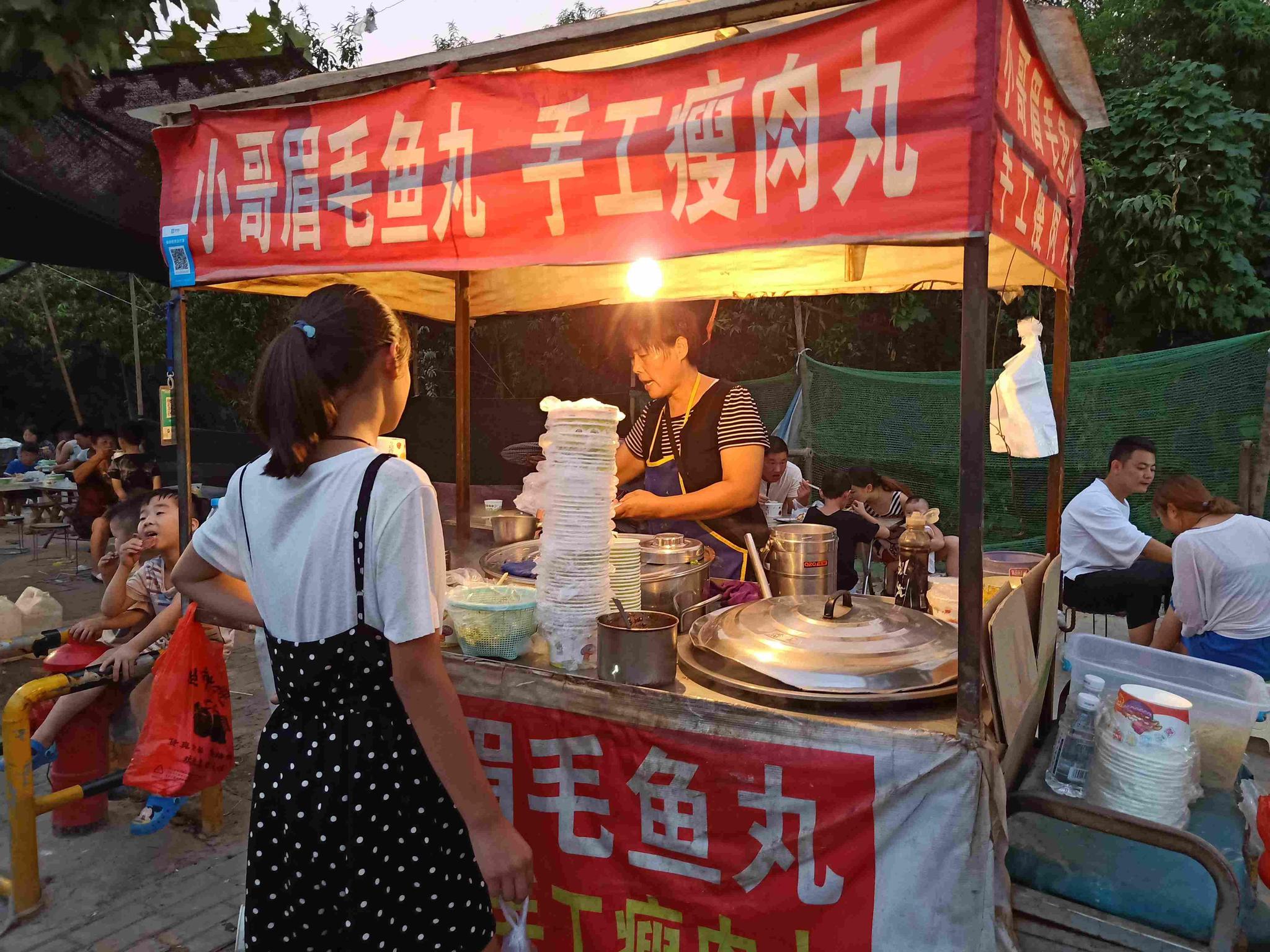 农村大妈干小摊位,一天赚300元,小生意很火爆