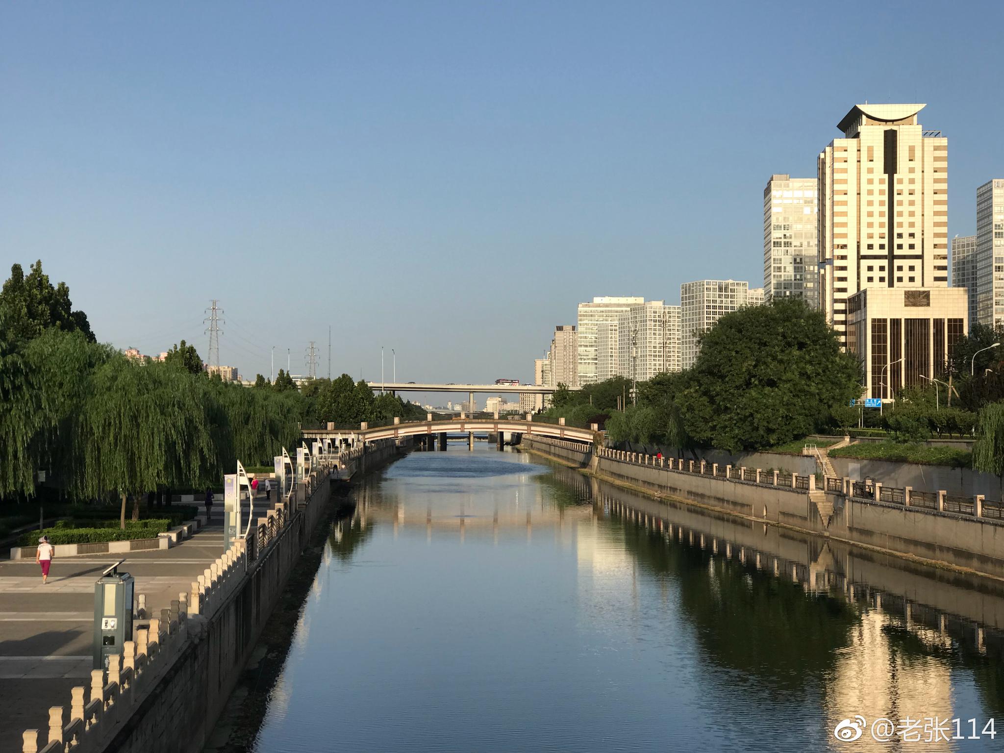 北京的秋天真的来了通惠河边看中国尊中国尊是北京第一高度
