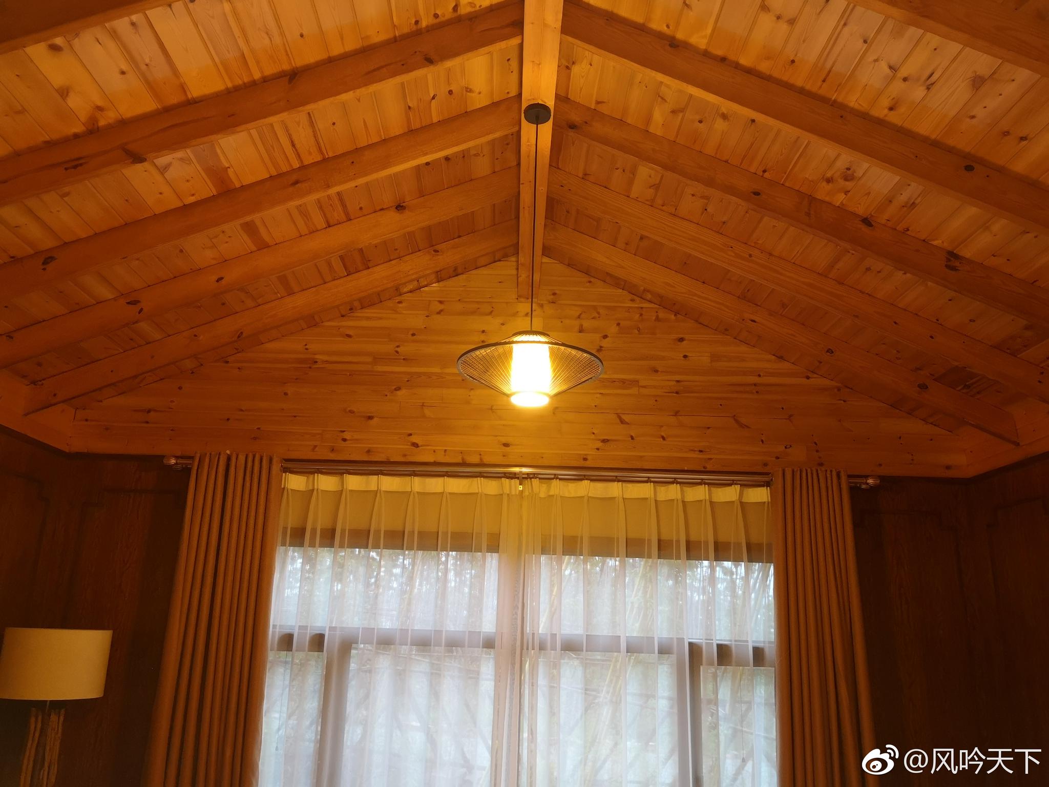 一场小雨如约而至,错落有致的小木屋,点缀在荷池竹林之间