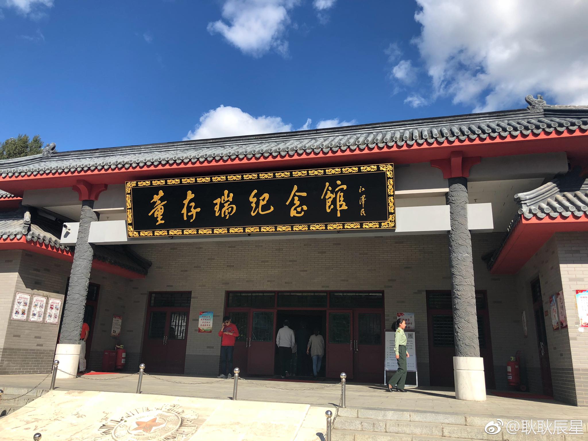 位于承德隆化县的董存瑞烈士陵园,在蓝天白云的映衬下显得格外纯净