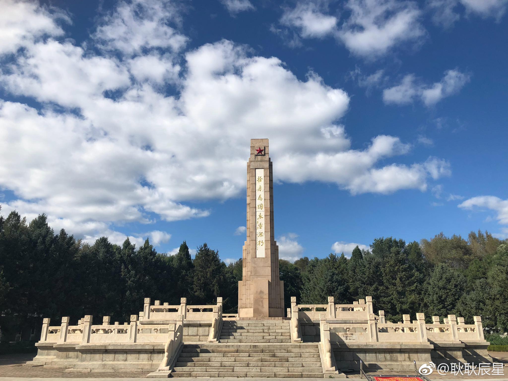 位于承德隆化县的董存瑞烈士陵园,在蓝天白云的映衬下显得格外纯净|董