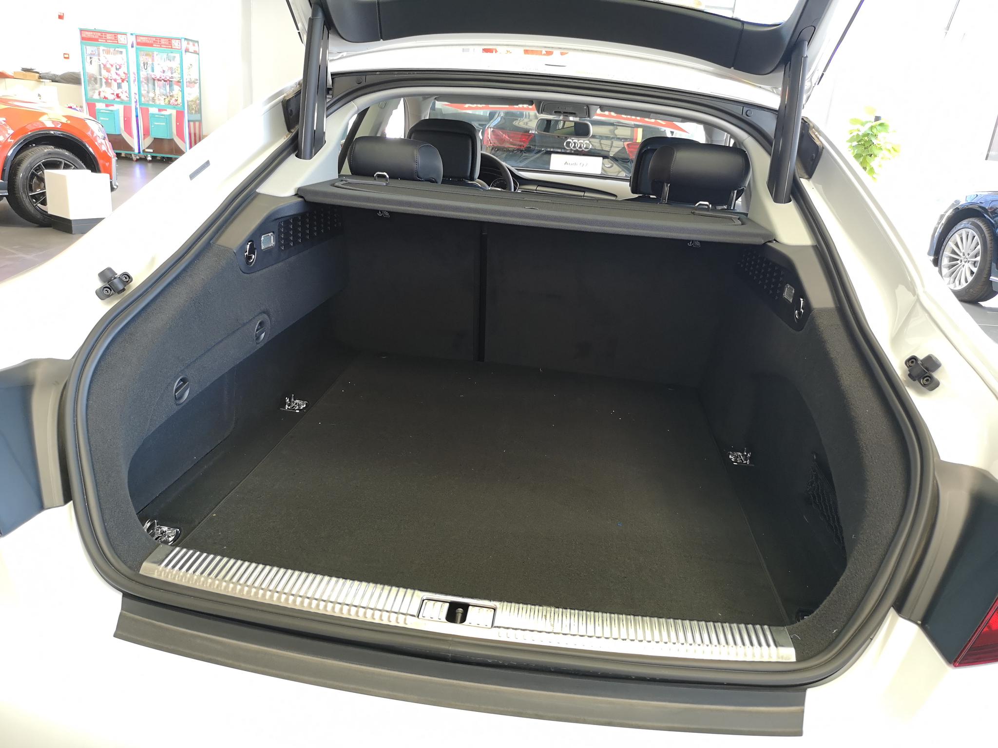 由于大溜背的原因,后备箱空间的纵深还是非常大的.