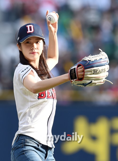韩国女艺人徐恩秀任棒球比赛开球嘉宾