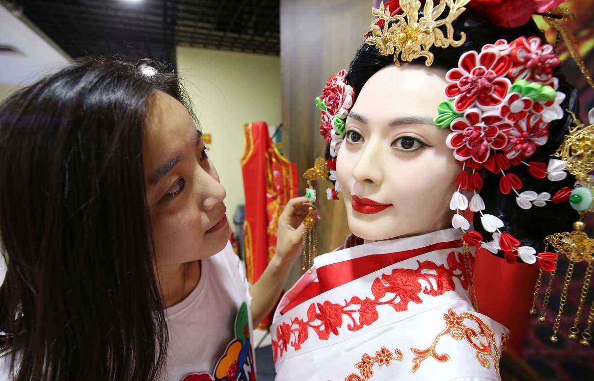 商场为吸引顾客目光举办蜡像展 一名蜡像保安执勤躺椅上睡着了