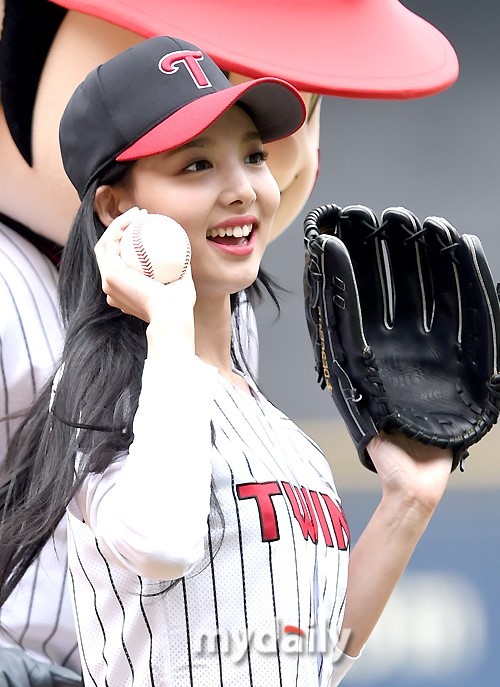 韩国女团twice林娜琏为职业棒球比赛开球