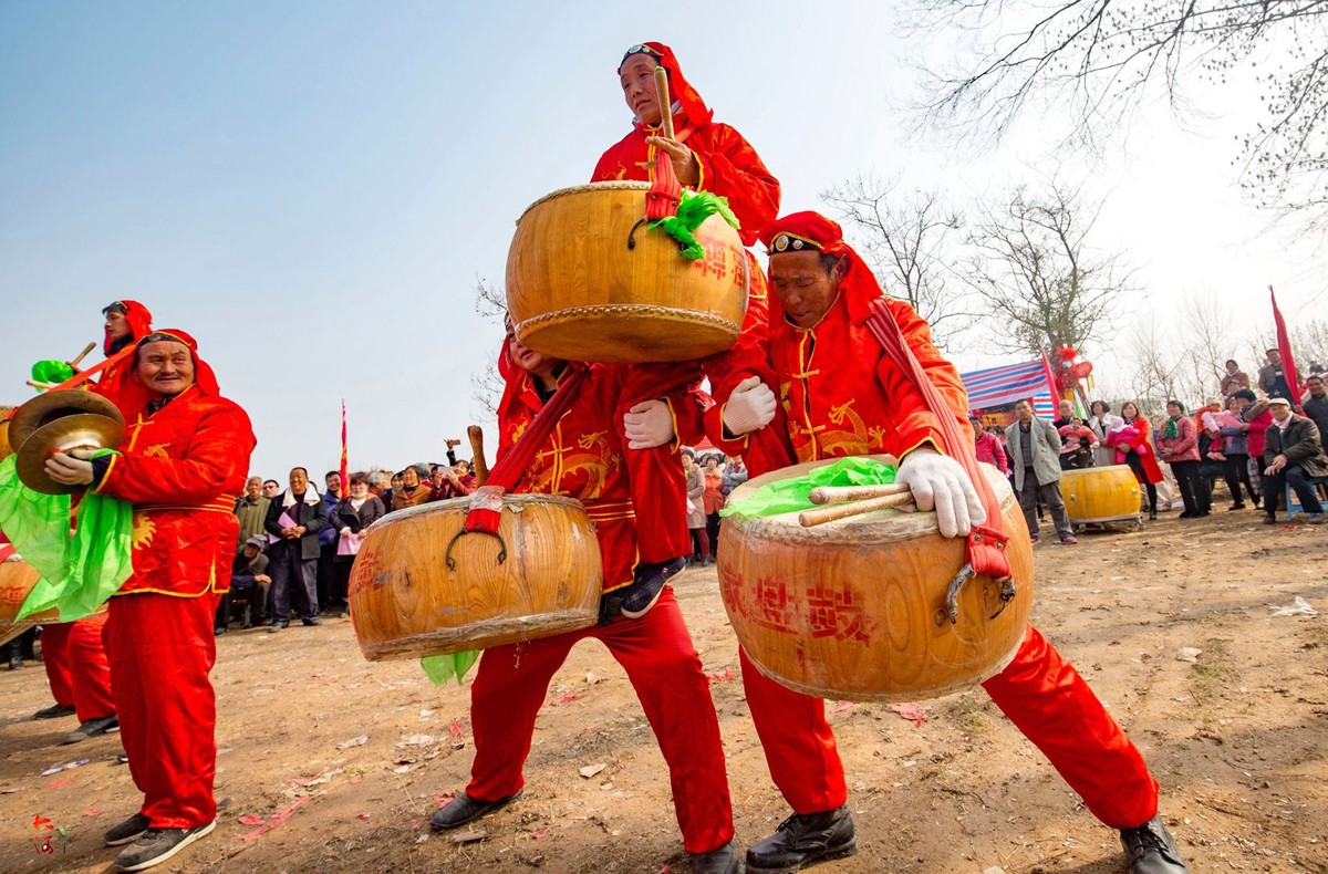 图为罗家村的盘鼓队在表演助阵.