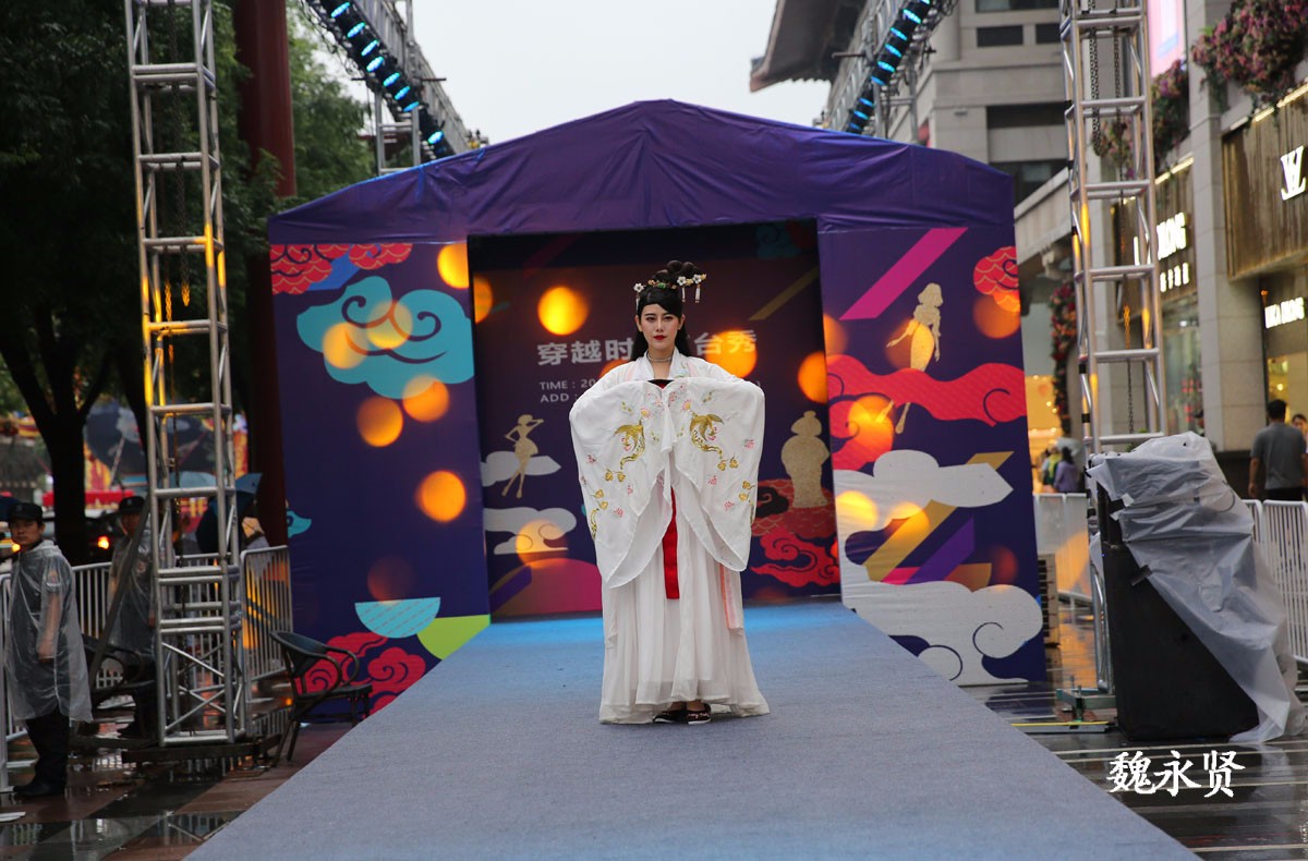 百米t台穿越古今唐装时装秀出万种风情
