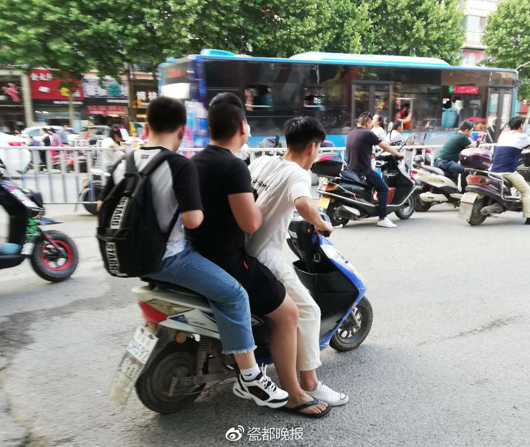 中学生骑电动车上下学成风
