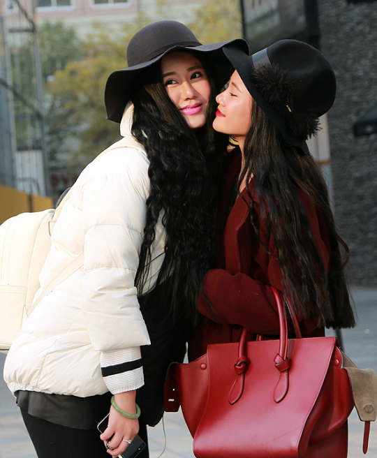 街拍,肌肤水嫩白皙的小姐姐们,图4这双美腿看路人