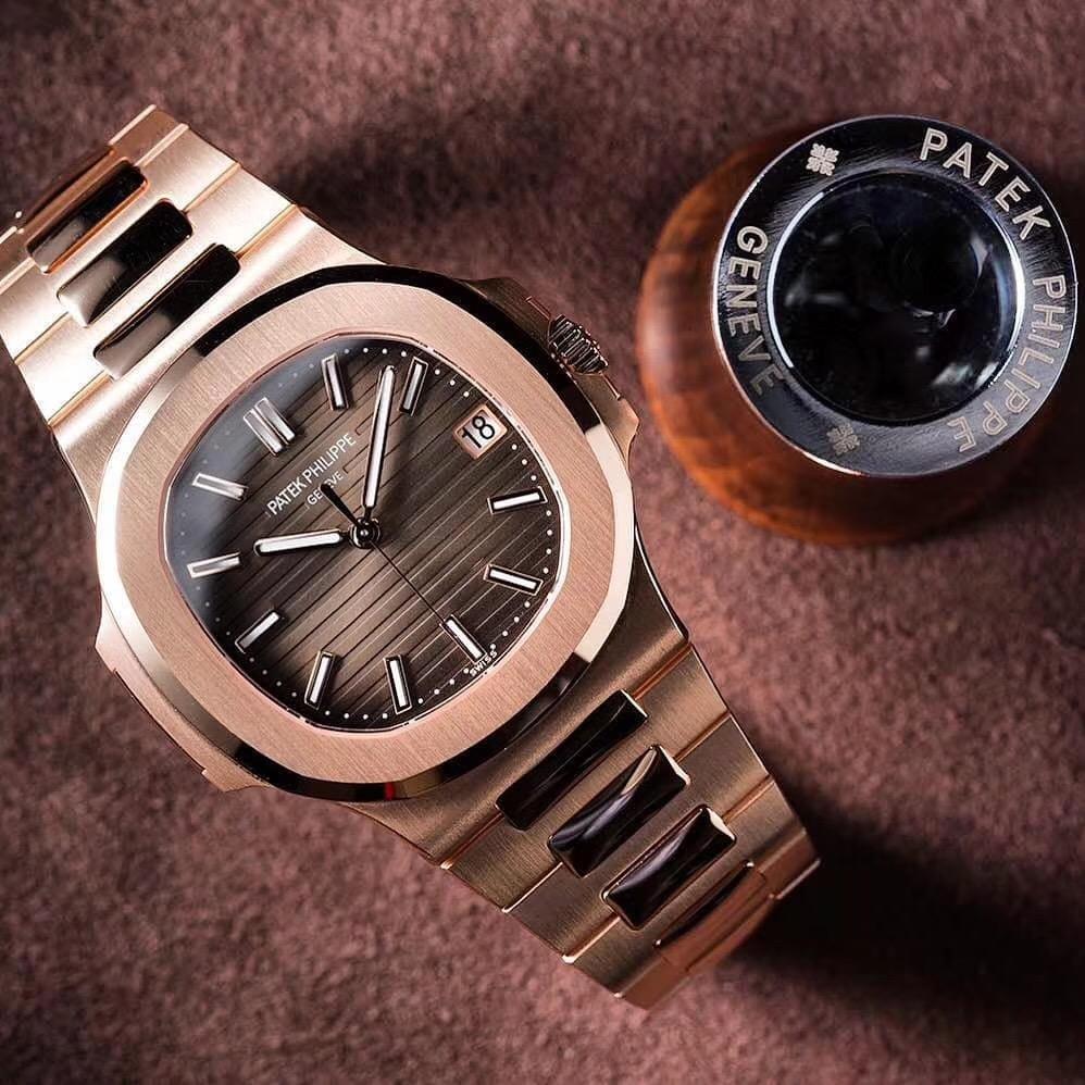 1976年第一只鹦鹉螺腕表诞生,出至制表奇才杰罗尊达之手.