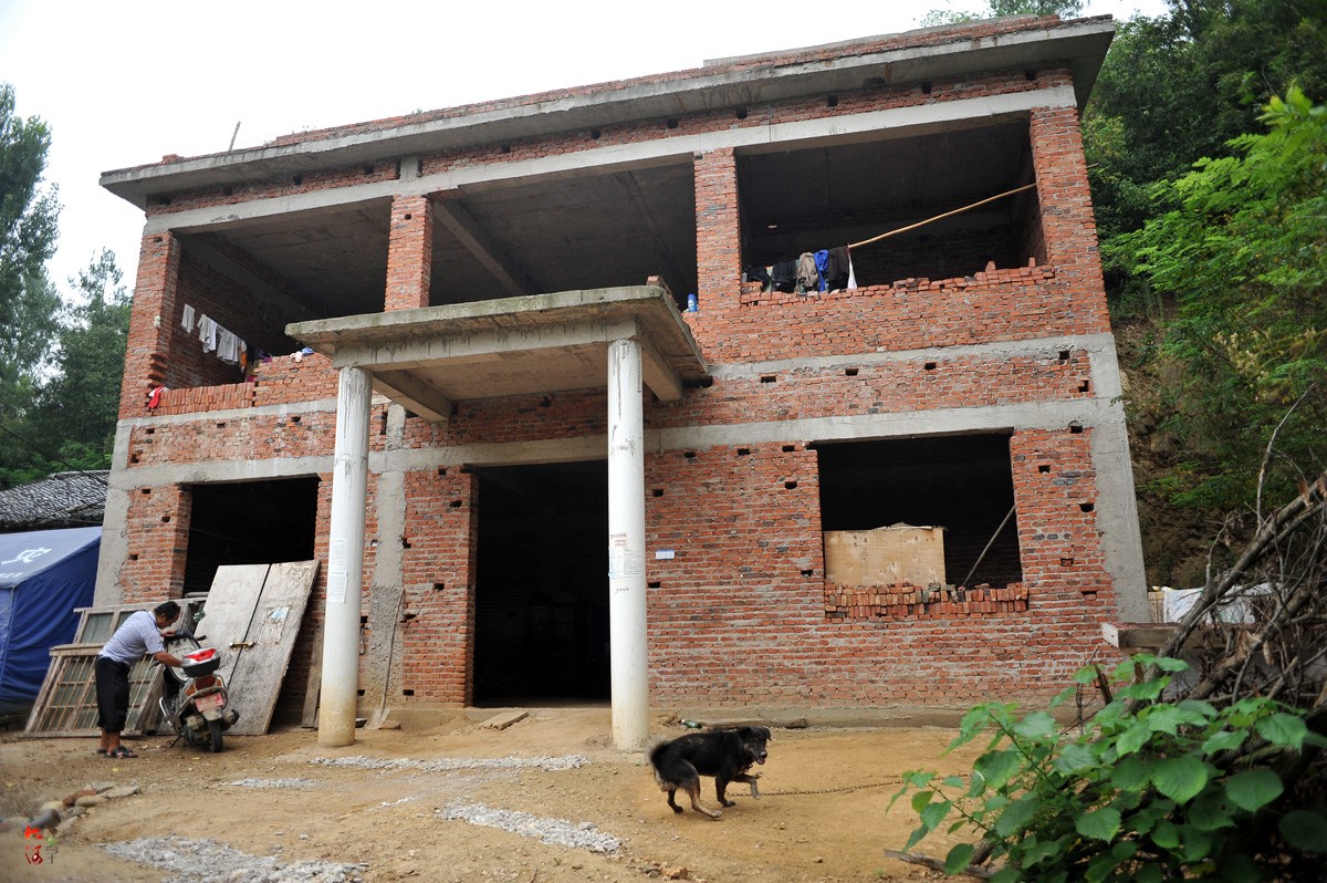 农村女孩患尿毒症7年无钱换肾全家借住毛坯房妹妹被蚊子咬哭