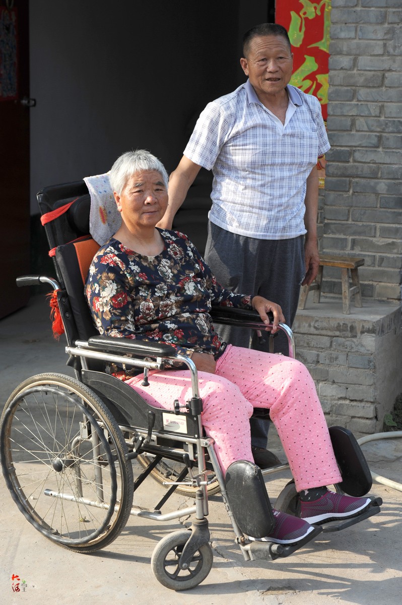6旬大爷推半身不遂妻子马路边看车:让她高兴一天是一天